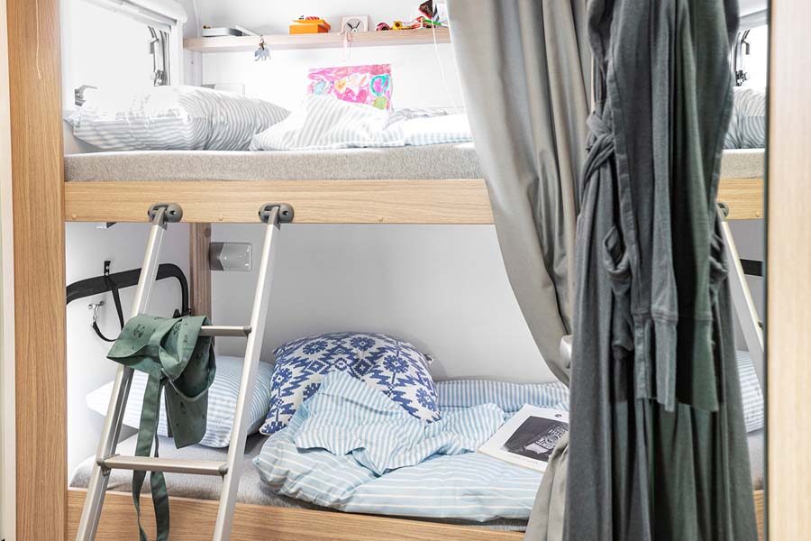 Het stapelbed met twee eenpersoonsbedden achterin de McRent Family Plus camper