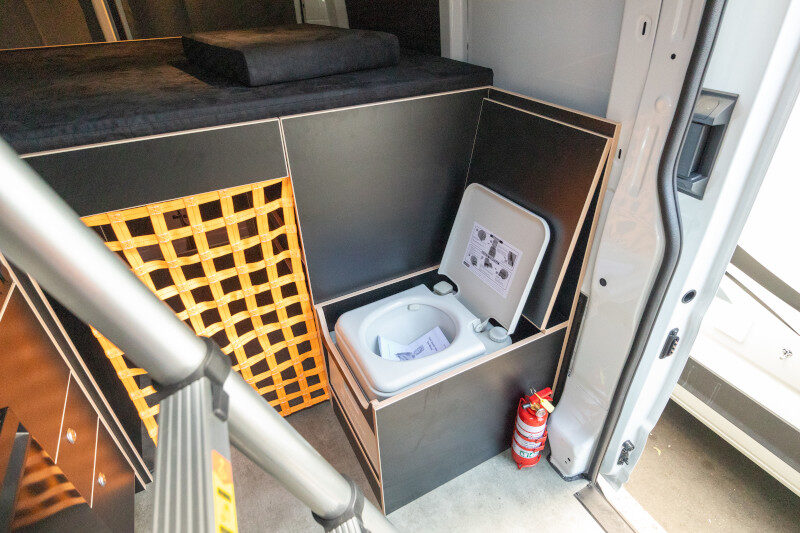 Toilet in kast met deksel open in de Mighty LITE DeLITE in Nieuw_Zeeland