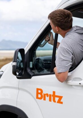 Man kijkt uit het raam van de Britz Voyager in Nieuw-Zeeland