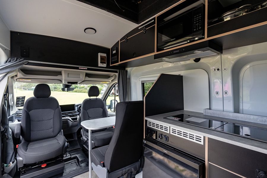 Het interieur met draaibare bestuurderstoelen van de Apollo Endeavour in Australië en Nieuw-Zeeland