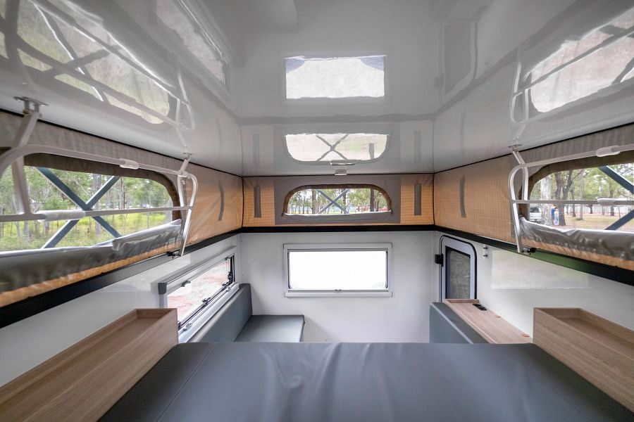 Vanuit het bed kijk je de Mighty 4WD in met verlengd dak en horren