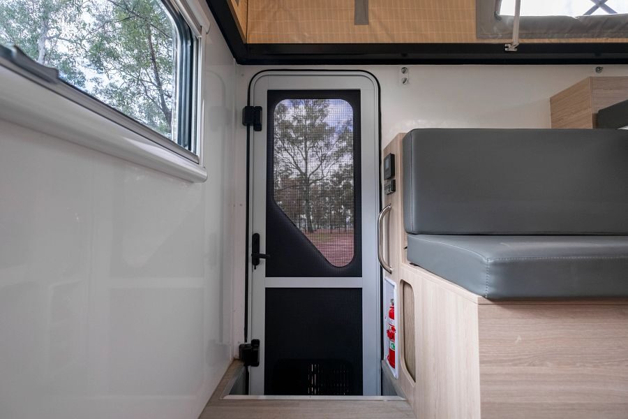 De deur naar buiten in de Mighty 4WD camper
