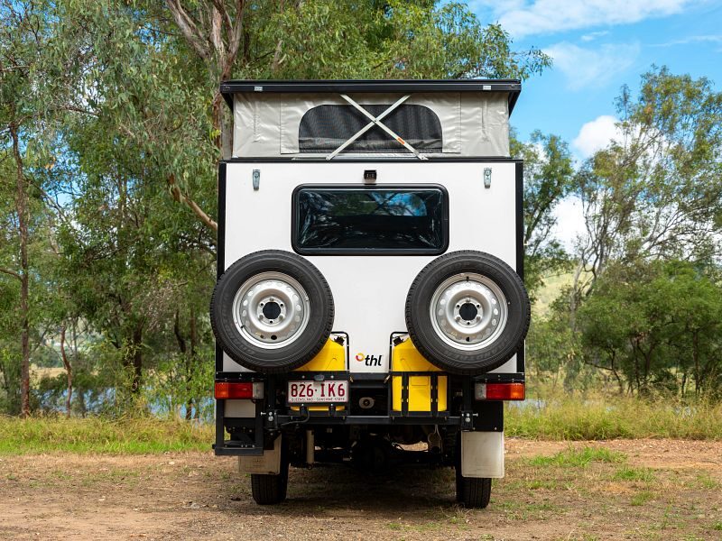 De achterkant van de geparkeerde Mighty 4WD met het verlengde dak open in Australië
