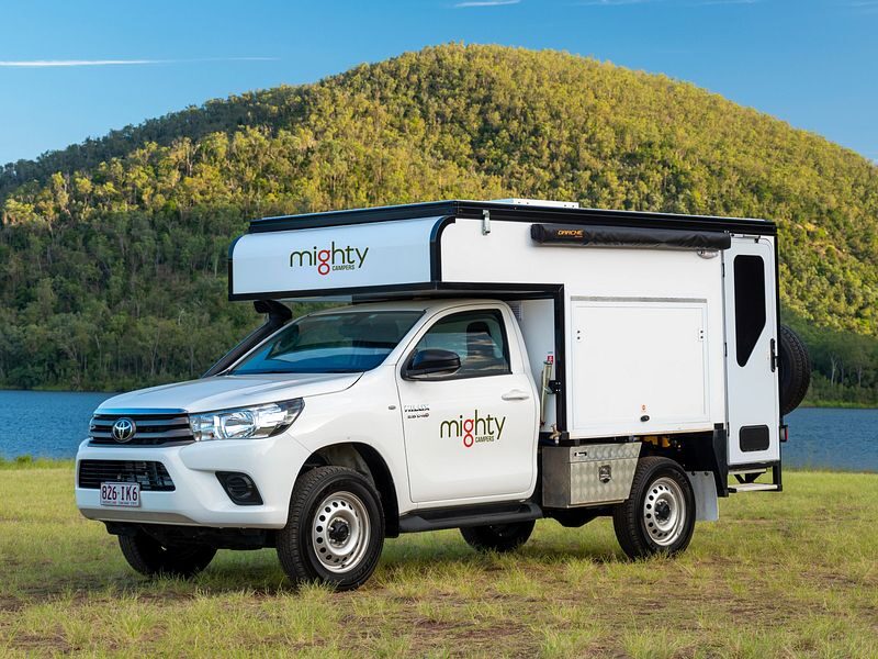 De Mighty 4WD geparkeerd op het gras bij een meer in Australië