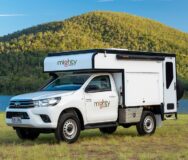 De Mighty 4WD geparkeerd op het gras bij een meer in Australië