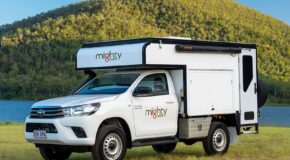 De Mighty 4WD geparkeerd op het gras bij een meer in Australië