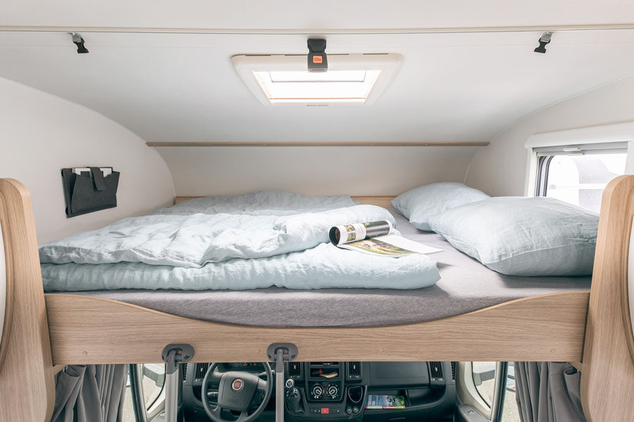 Het tweepersoonsbed in de alkoof van de McRent Family Luxury