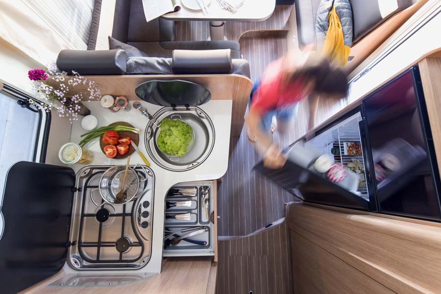 De keuken van bovenaf gezien in de McRent Family Luxury motorhome