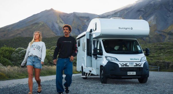 Een koppel loopt weg van de geparkeerde McRent Family Luxury motorhome