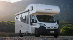De voor- en zijkant van de McRent Family Luxury motorhome met alkoof