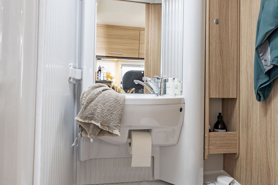 De wasbak in de badkamer van de McRent Compact Plus