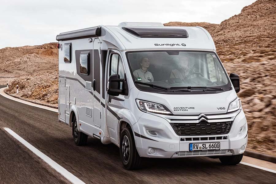 Een man rijdt samen met zijn vrouw in de McRent Compact Plus