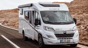 Een man rijdt samen met zijn vrouw in de McRent Compact Plus