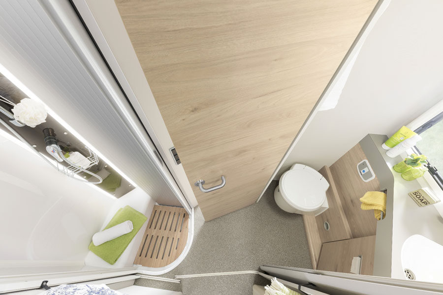 De badkamer met douche, toilet en wasbak van bovenaf gezien in de McRent Comfort Standard