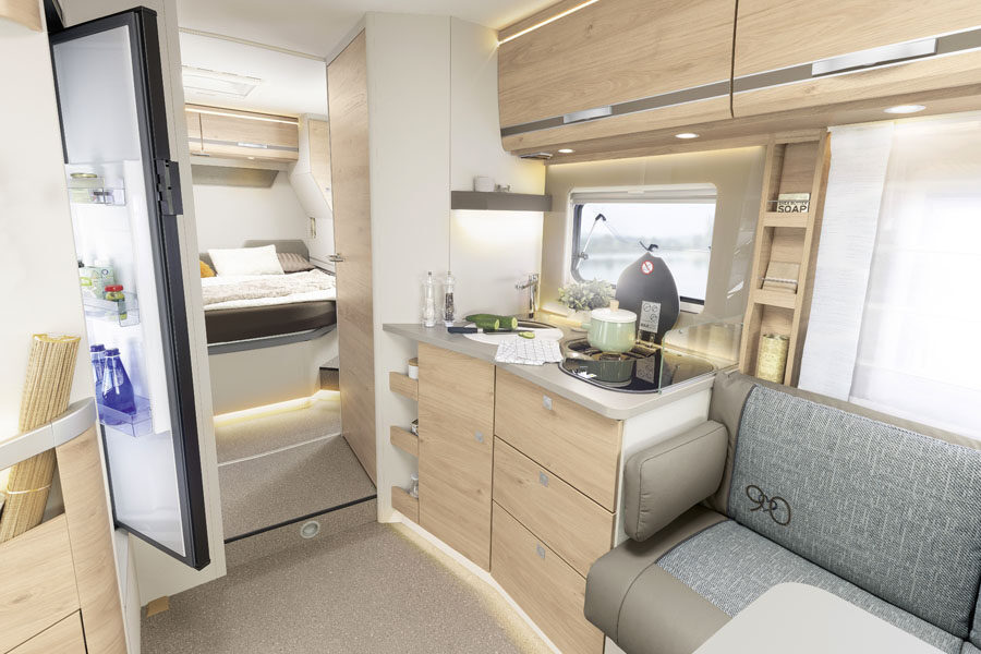Het interieur met keuken en open koelkast in de McRent Comfort Standard