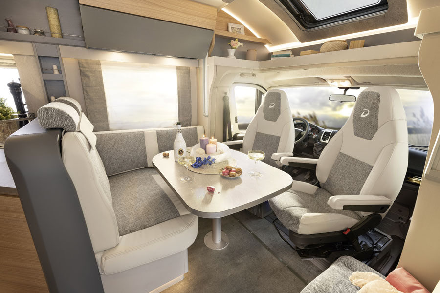 Het interieur met zithoek en draaibare cabine stoelen in de McRent Comfort Standard