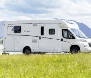 De McRent Comfort Standard camper van de zijkant in Nieuw-Zeeland