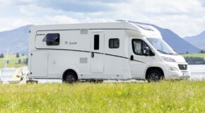 De McRent Comfort Standard camper van de zijkant in Nieuw-Zeeland