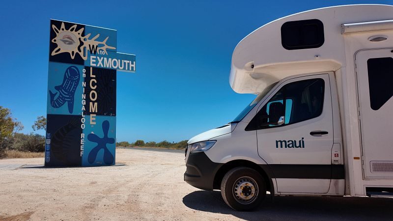 Maui River staat geparkeerd bij bord Exmouth