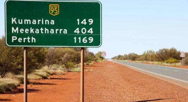 Verkeersbord langs de kant van de weg met aantal kilometers naar Meekatharra en Perth