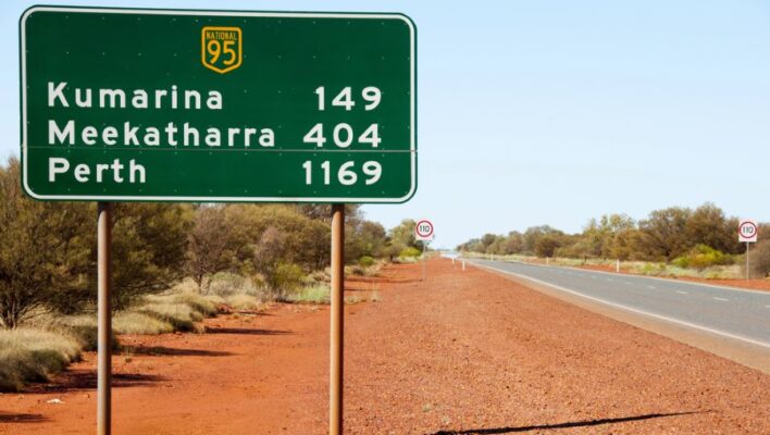 Verkeersbord langs de kant van de weg met aantal kilometers naar Meekatharra en Perth