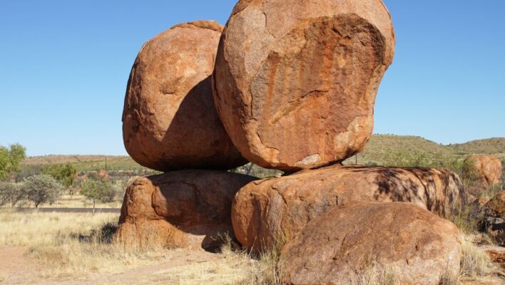 Twee gestapelde rotsblokken bij Devils Marbles bij Tennant Creek langs de Stuart Highway
