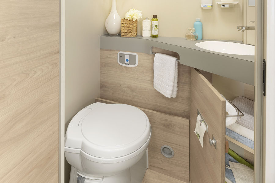 De badkamer met toilet en wastafel in de McRent Comfort Plus camper