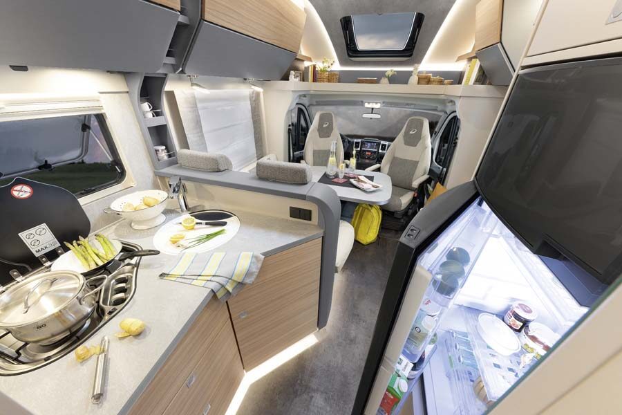 Het interieur van de McRent Comfort Plus vanuit de keuken kijkend naar de voorkant van de camper
