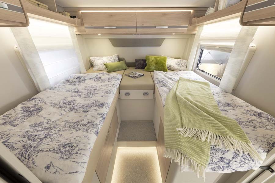 Twee enkele bedden achterin de McRent Comfort Plus camper