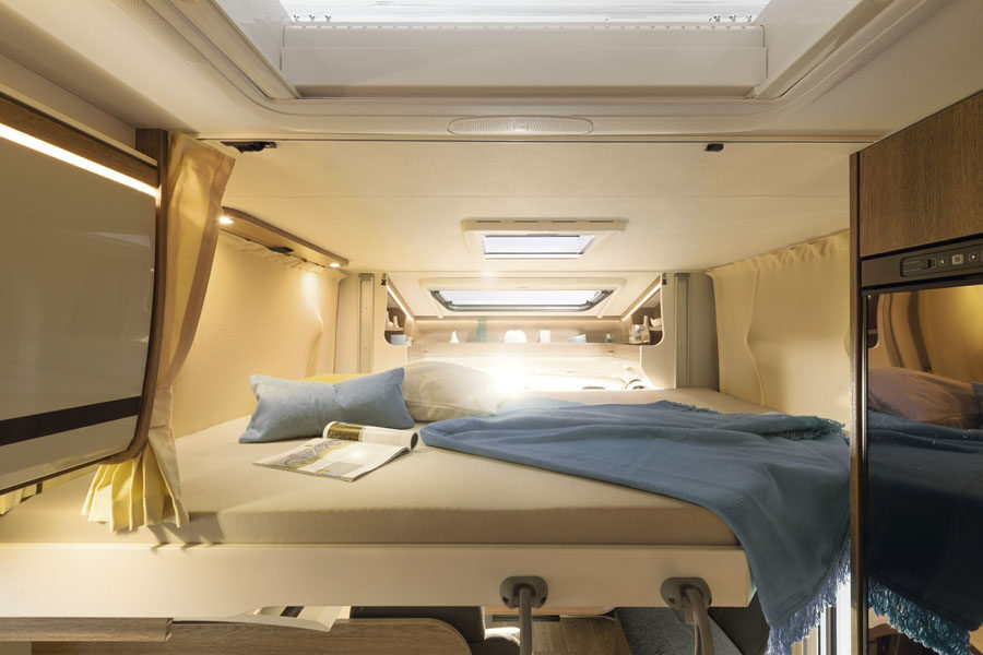 Het tweepersoonsbed in de alkoof boven de cabine in de McRent Comfort Plus