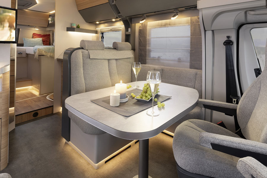 De zitplaatsen met draaibare cabine stoelen en tafel in de McRent Comfort Plus