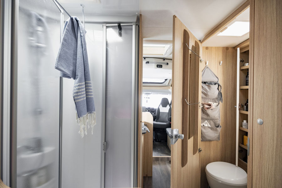 De losse douchecabine tegenover het toilet in de McRent Comfort Luxury