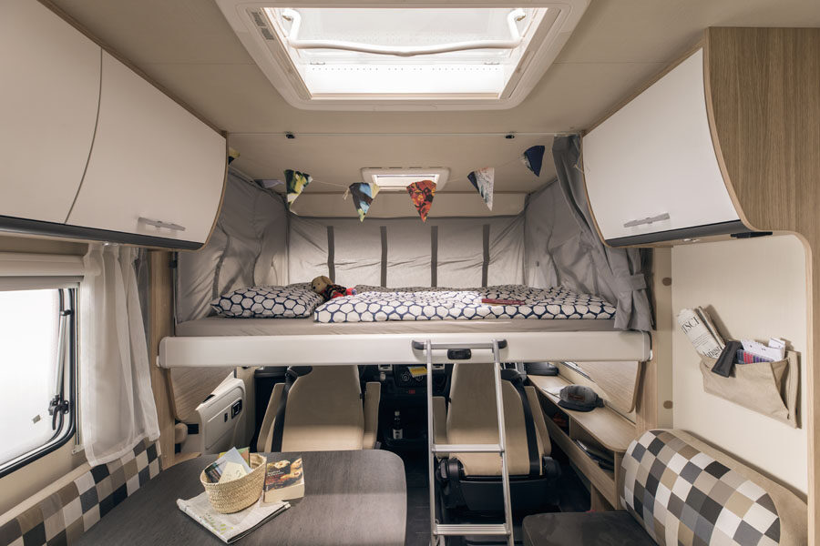 Het tweepersoonsbed in de alkoof boven de cabine van de McRent Comfort Luxury