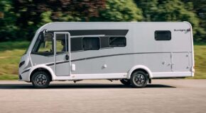 Een man rijdt in de McRent Comfort Luxury vanaf de zijkant gezien