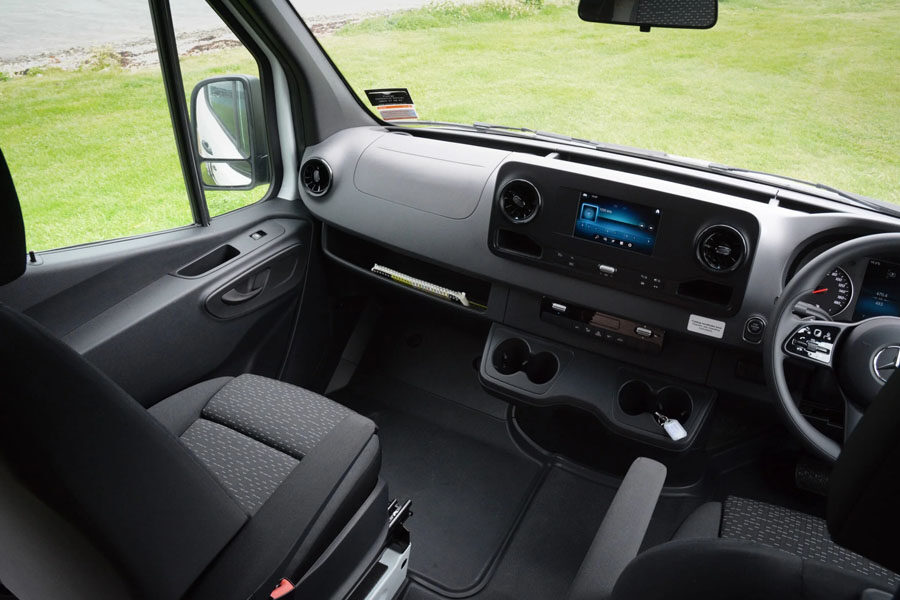 De bijrijder stoel in de cabine van de Pacific Horizon 2 plus 1 camper
