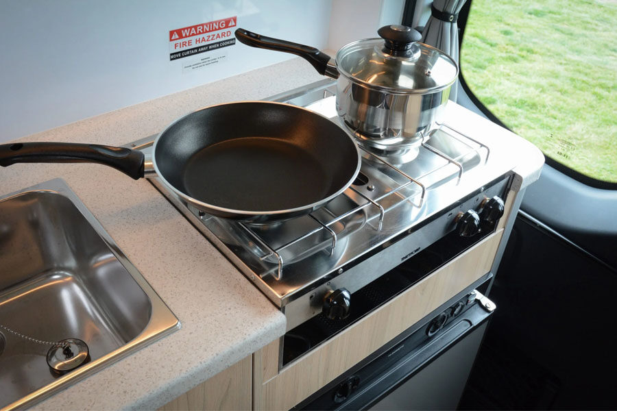Het gasfornuis met twee pannen in de Pacific Horizon 2 plus 1 camper