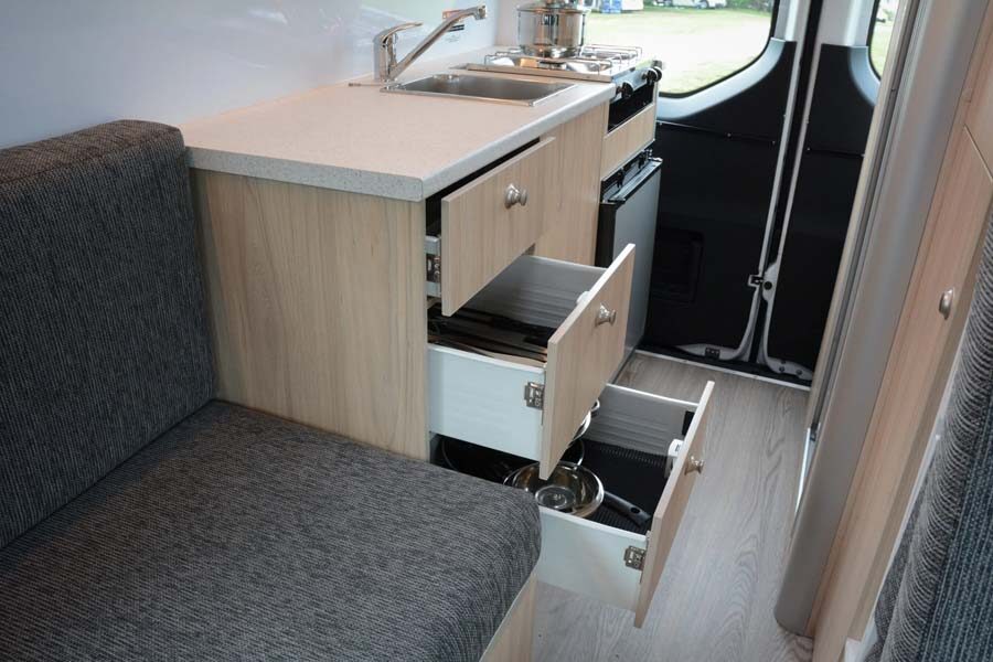 Drie openstaande keukenladen in de Pacific Horizon 2 plus 1 camper