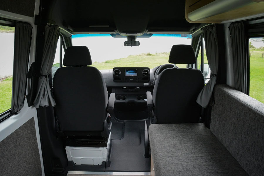 De Pacific Horizon 2 plus 1 camper heeft een interne doorloop naar de bestuurdersruimte