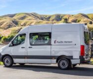 De Pacific Horizon 2 plus 1 camper staat geparkeerd tussen de bergen in Nieuw-Zeeland