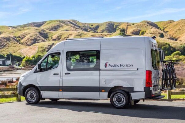 De Pacific Horizon 2 plus 1 camper staat geparkeerd tussen de bergen in Nieuw-Zeeland