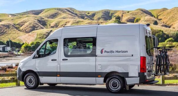 De Pacific Horizon 2 plus 1 camper staat geparkeerd tussen de bergen in Nieuw-Zeeland
