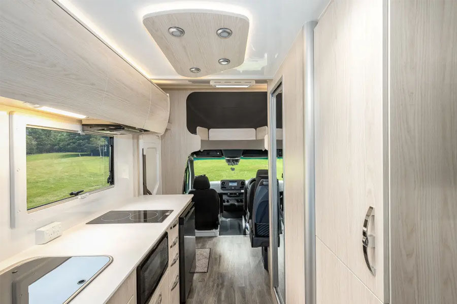 Het interieur met keuken kijkend naar de voorkant van de Pacific Horizon Gem 4 camper