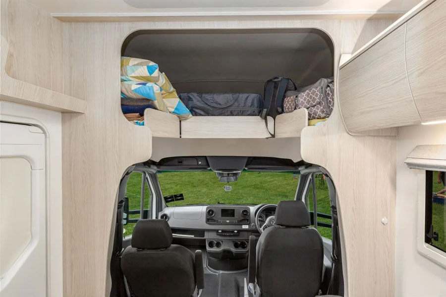 De cabine met daarboven opbergruimte in de alkoof van de Pacific Horizon Gem 4 camper