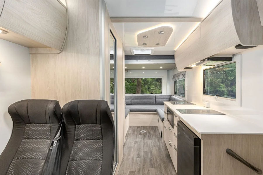 Het interieur van voor naar achter van de Pacific Horizon Gem 4 camper
