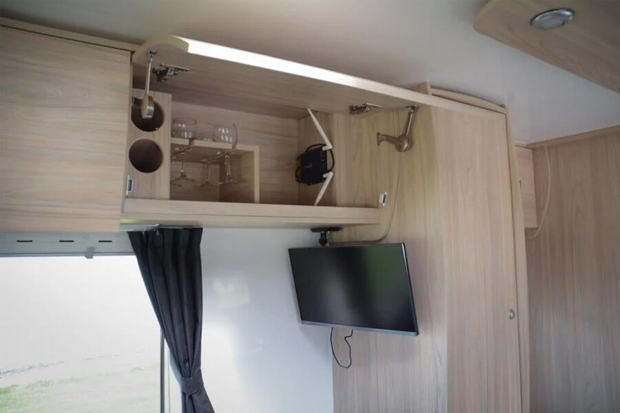 Open kastje met wijnglazen houden in de Pacific Horizon Max 4 camper
