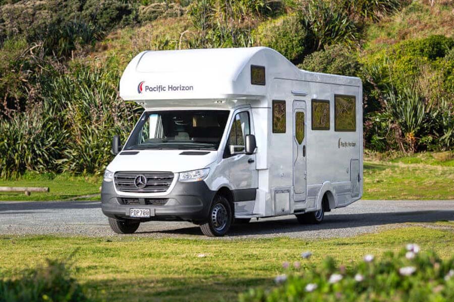 De Pacific Horizon Max 4 camper geparkeerd in de natuur van Nieuw-Zeeland
