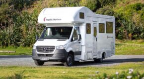 De Pacific Horizon Max 4 camper geparkeerd in de natuur van Nieuw-Zeeland