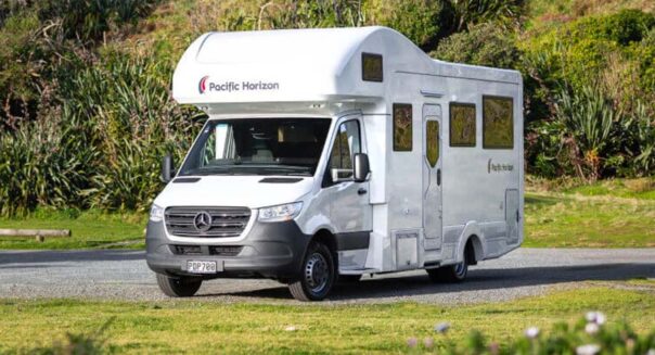 De Pacific Horizon Max 4 camper geparkeerd in de natuur van Nieuw-Zeeland
