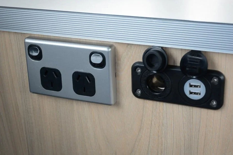 Twee stopcontacten. 12 Volt aansluiting en USB-ingang in de Pacific Horizon Sam 6 camper