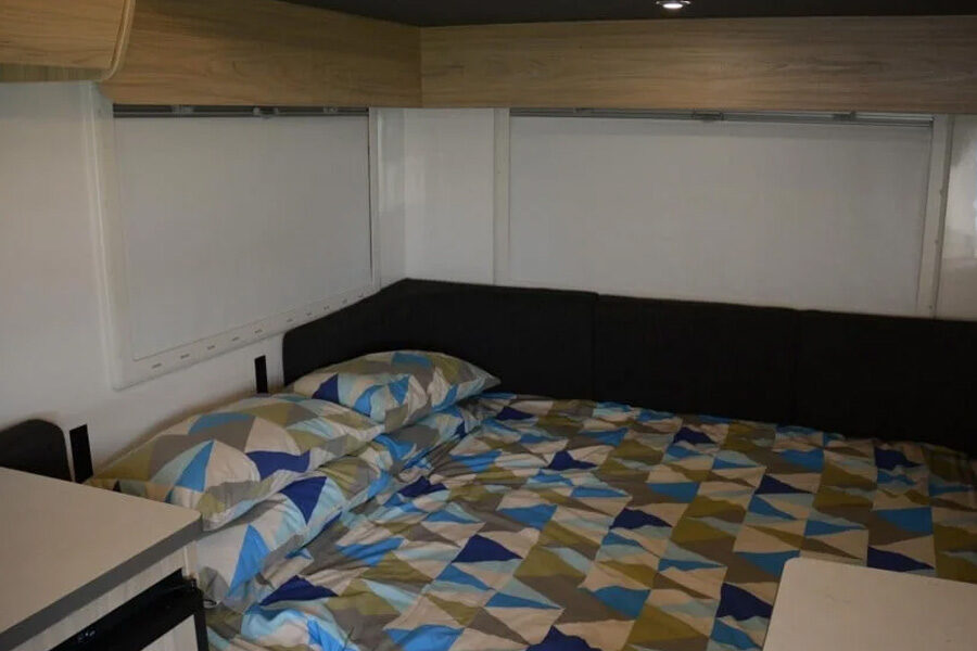 Het onderste bed achterin de Pacific Horizon Sam 6 camper